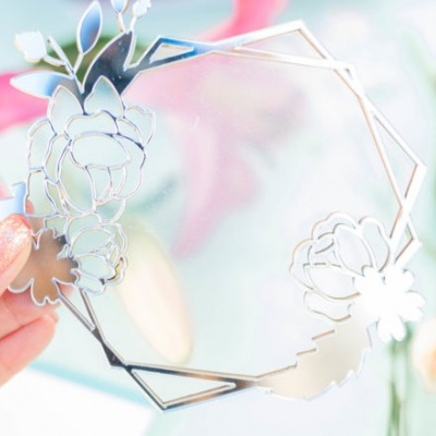 Espelho decorativo com moldura geométrica e flores recortadas