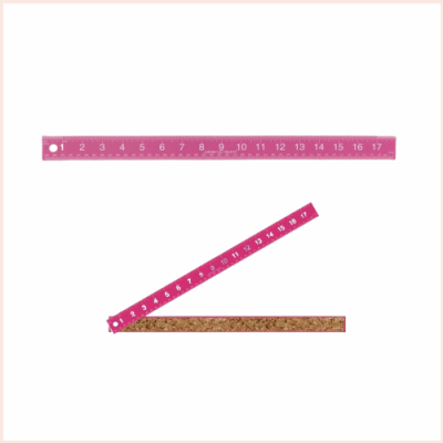 Duas réguas rosas com marcações numéricas brancas, uma aberta em ângulo e outra fechada, com cortiça na parte inferior