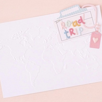 Cartão branco com relevo mapa mundi e decoração com texto Road Trip