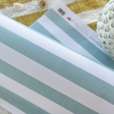 tecido com riscas largas em azul claro branco e cinza com etiqueta