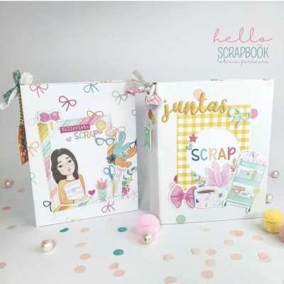 Dois álbuns de scrapbook decorados com ilustrações coloridas e recortes em papel