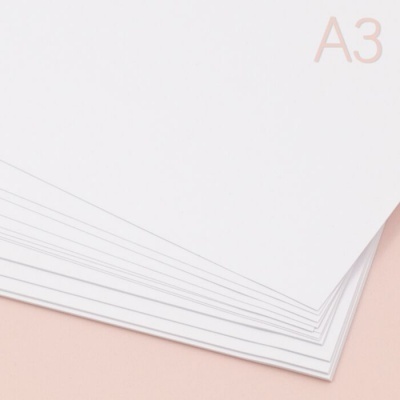 Folhas de papel branco A3 sobre superfície rosa claro