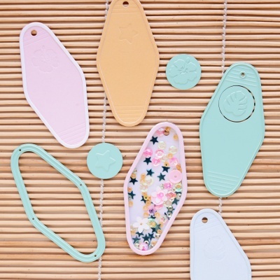 Etiquetas de couro sintético coloridas com decoração floral e gravuras sobre fundo de bambu