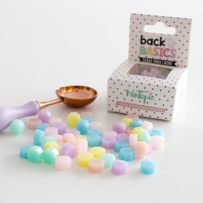 Cápsulas coloridas e caixa branca com pontos e texto para tiras de lacre