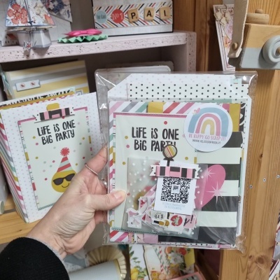 Kit de scrapbooking colorido embalado em plástico transparente com texto LIFE IS ONE BIG PARTY