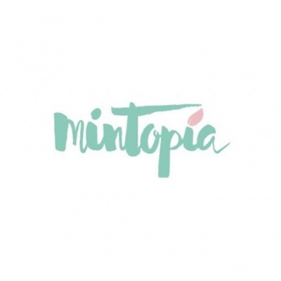 Logótipo mintopia com letras manuscritas verde água e folha rosa