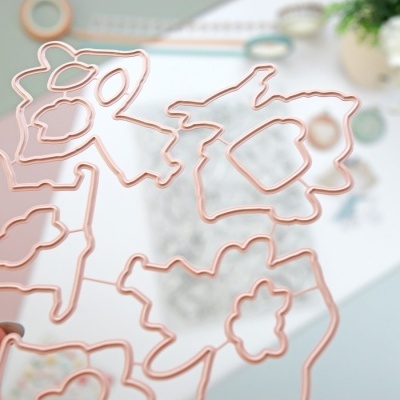 Conjunto de cortadores de bolachas em metal cor de cobre com vários formatos