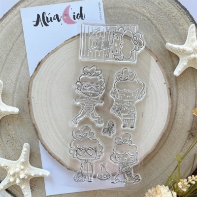 Conjunto de carimbos transparentes com personagens de desenhos animados sobre disco de madeira com estrelas-do-mar