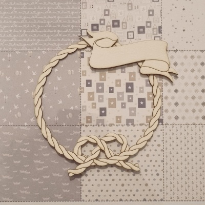 Guirlanda de madeira com padrão de corda e laço sobre tecido padrão neutro em quadrados
