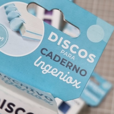 Caixa azul de discos para caderno Ingeniox com texto e imagem do disco plástico