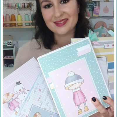 Mulher com cadernos decorados em cores pastel com ilustrações infantis