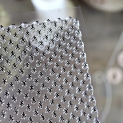 Folha de plástico transparente com padrão de estrelas pretas