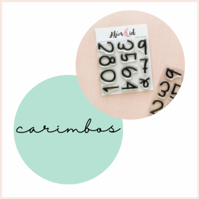 Carimbos de silicone com números em embalagem transparente sobre fundo rosa e círculos coloridos