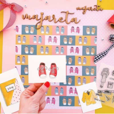 Jogo de tabuleiro colorido com sapatilhas, laços e cartas de roupa