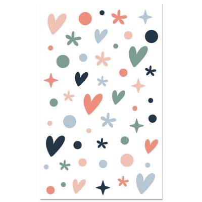 Padrão colorido de corações, estrelas e círculos sobre fundo branco