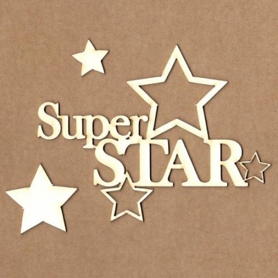 Palavras e estrelas em madeira clara sobre superfície castanha