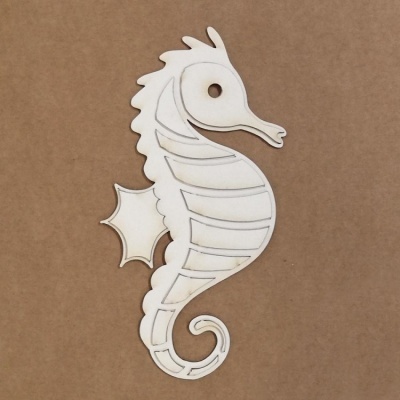 Figura decorativa de cavalo-marinho em madeira branca com detalhes castanhos