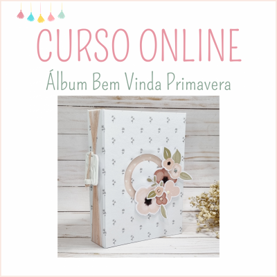 Álbum com capa branca floral e aplique de flores em rosa e verde em fundo de madeira clara