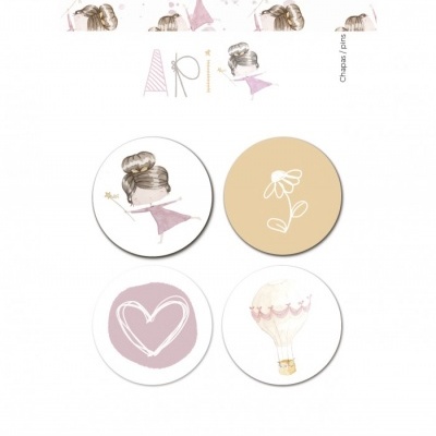 Quatro autocolantes redondos coloridos com desenhos infantis e tons pastel.