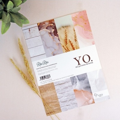 Bloco de papel para scrapbooking com capa decorada por padrões e texto YO. mi persona favorita