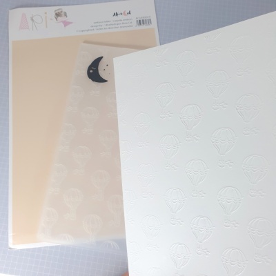 Folhas de papel com padrão de balões de ar quente em relevo e transparente, embaladas com etiqueta colorida