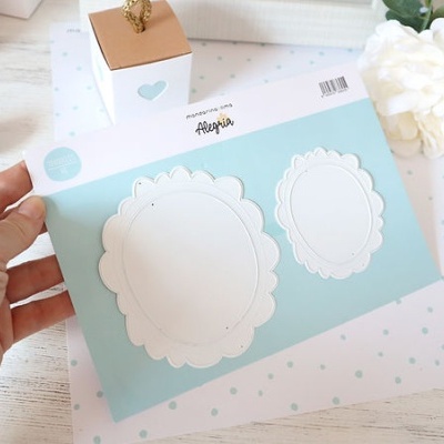 Conjunto de moldes de corte decorativos brancos em fundo azul claro com texto e código de barras.