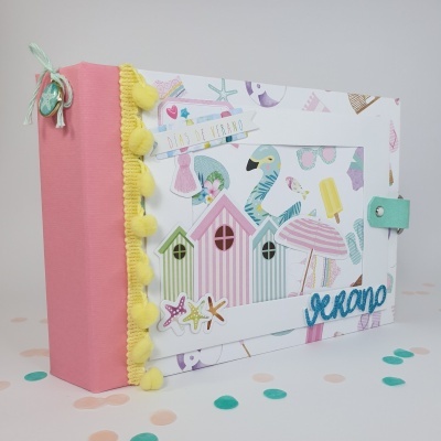 Álbum de fotos decorativo com tema verão, lombada rosa e pompons amarelos