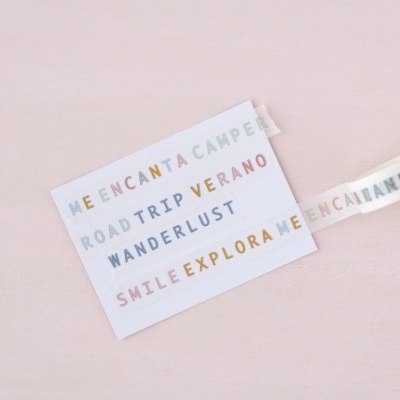 Etiqueta de bagagem branca com texto colorido e fita para pendurar