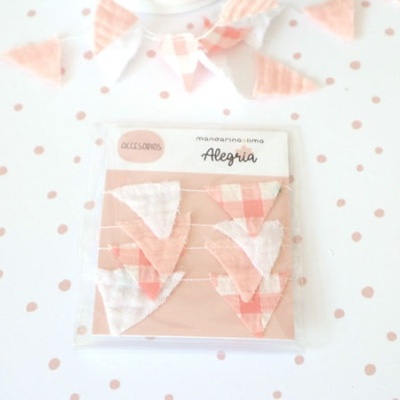 bandeirolas decorativas em tecido de algodão em tons rosa, branco e coral embaladas