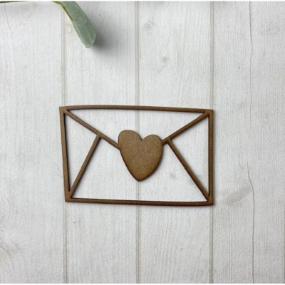 Objeto decorativo de madeira em forma de envelope com coraÃ§Ã£o