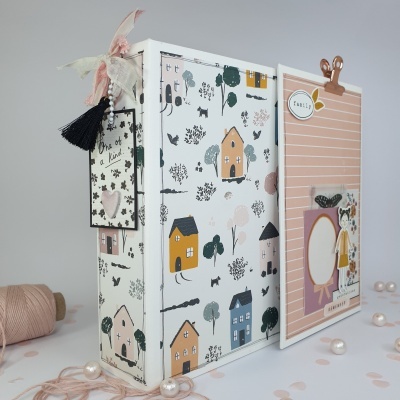 Álbum de fotografias decorativo com estampado de casas e árvores, marcador com fita e tassel