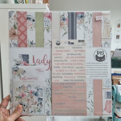 Pacote de papel decorativo para scrapbooking com estampas florais e etiquetas de palavras em inglês.