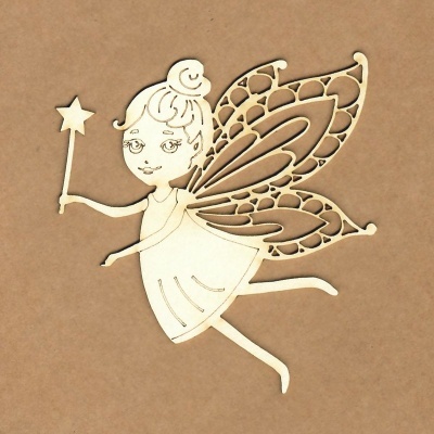Recorte em madeira de fada com varinha e asas detalhadas