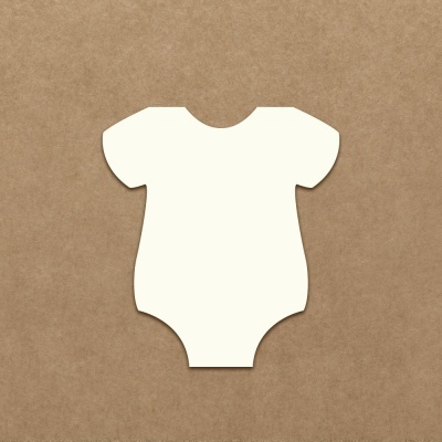 Macacão branco de bebé sobre fundo castanho