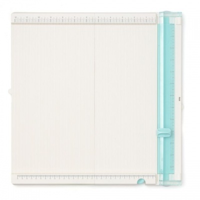 Corta papel branco com régua azul clara e escalas em centímetros