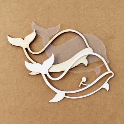 Moldes de baleia em madeira, plástico e branco sobre superfície castanha