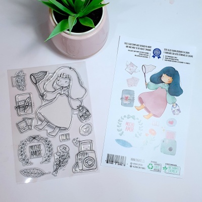 Conjuntos de carimbos de borracha com desenhos de menina e objetos, vaso rosa com planta verde sobre superfície branca