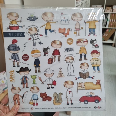 Autocolantes de papel com ilustrações de crianças em várias roupas e atividades.