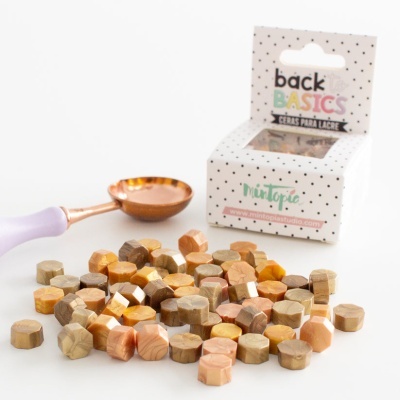 Lacres de cera metálicos com colher e embalagem branca com texto