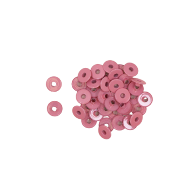 Argolas pequenas cor-de-rosa em fundo branco