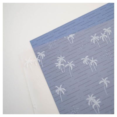 Folhas de papel com padrão de palmeiras brancas em fundo azul e branco