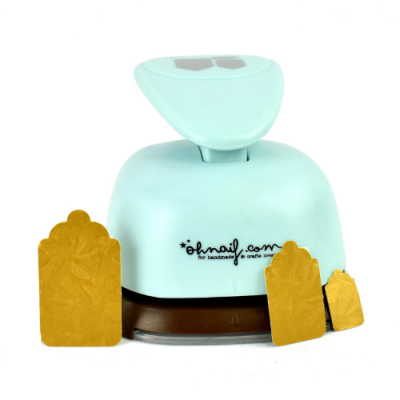 Perfurador de papel branco e castanho com recortes amarelo-mostarda