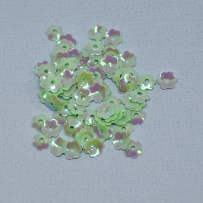 Lantejoulas flores irisadas amarelo, verde e lilás em fundo branco