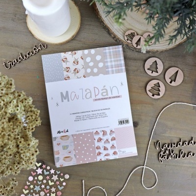 Caderno Malapan com padrões pastel e decoração natalícia em madeira sobre mesa