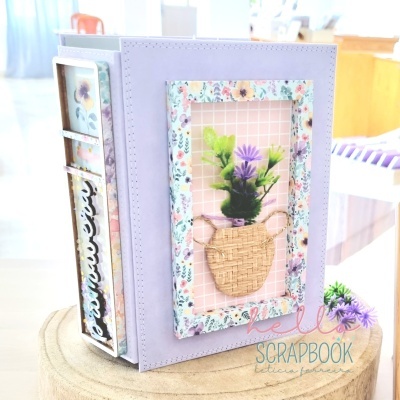 Álbum scrapbook lilás com flores em vaso 3D e texto decorativo