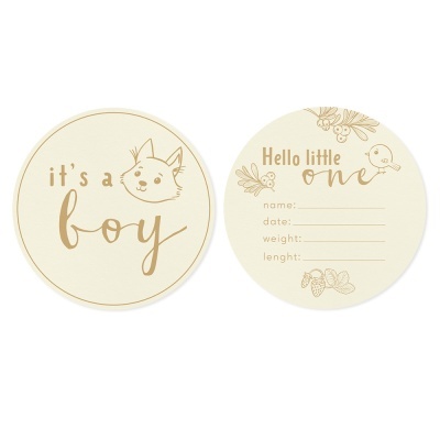 Dois cartões de nascimento redondos em tons creme e castanho com textos em inglês e ilustrações decorativas