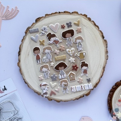 Autocolantes com personagens em estilo cartoon e elementos da primavera sobre base de madeira redonda