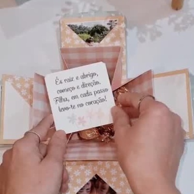 Caixa surpresa exploding box decorativa a abrir com fotos, mensagens e chocolates