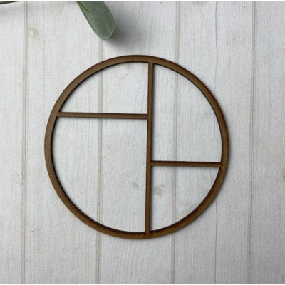 Estrutura decorativa circular de madeira com divisórias internas em madeira clara