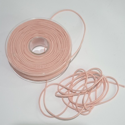 Rolo de fio rosa claro enrolado e parte desenrolada